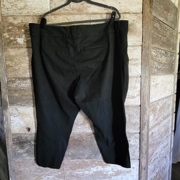 NWOT Torrid Plus Size Stretch Crop Pants - Picture 3 of 3